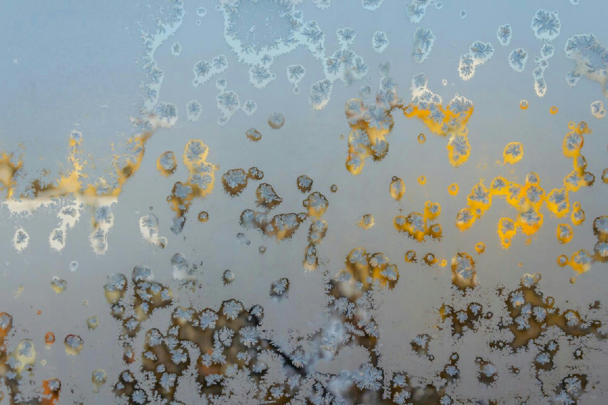 Gli aloni rovinano vetri e tessuti? Scopri come eliminarli senza lasciare tracce in casa