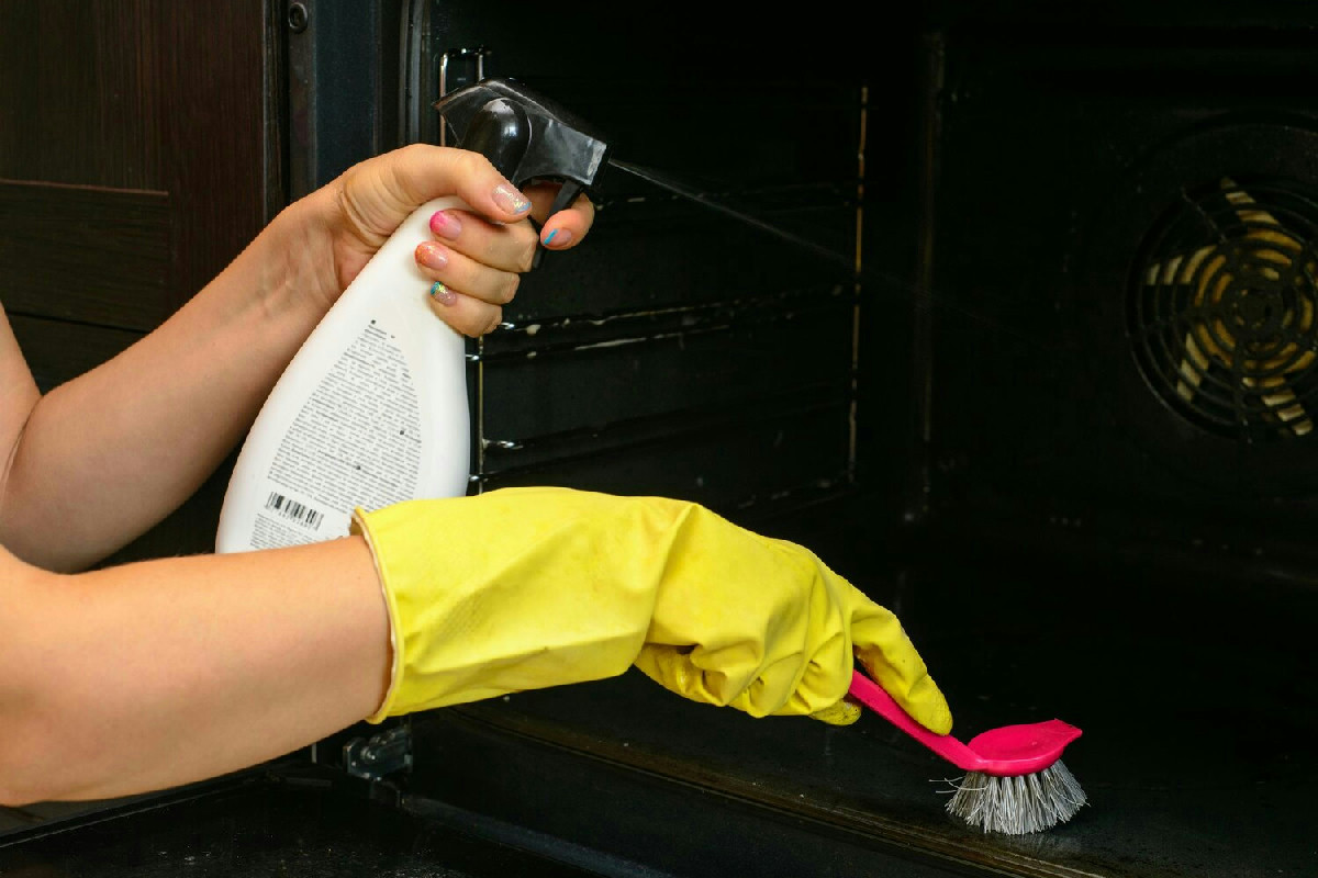Forno incrostato? Ecco come riportare brillantezza e igiene in cucina con semplici abitudini
