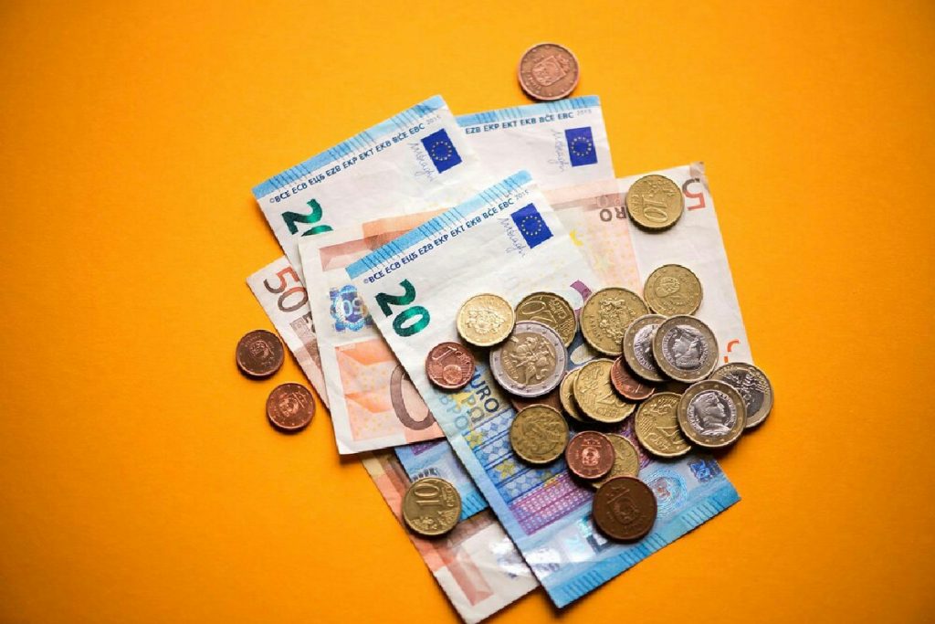 Imprenditoria giovanile, al via il nuovo contributo mensile: come richiedere i 500 euro nei settori chiave