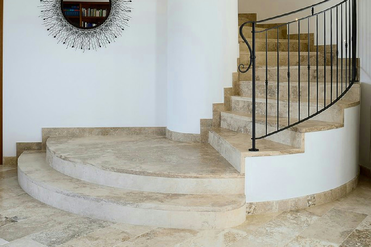 Macchie sul marmo che non vanno via? I 3 consigli dell’esperto per farlo tornare come nuovo