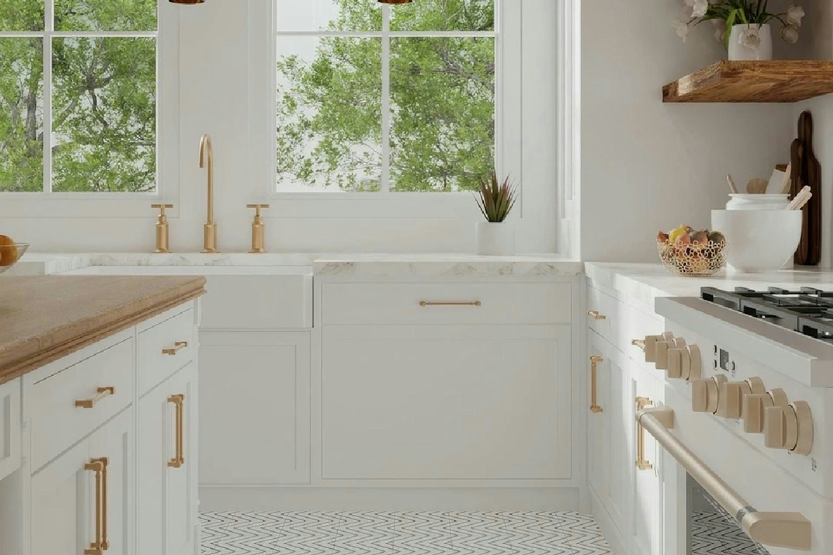 Pulire le ante cucina senza aloni: il trucco definitivo per avere mobili brillanti sempre