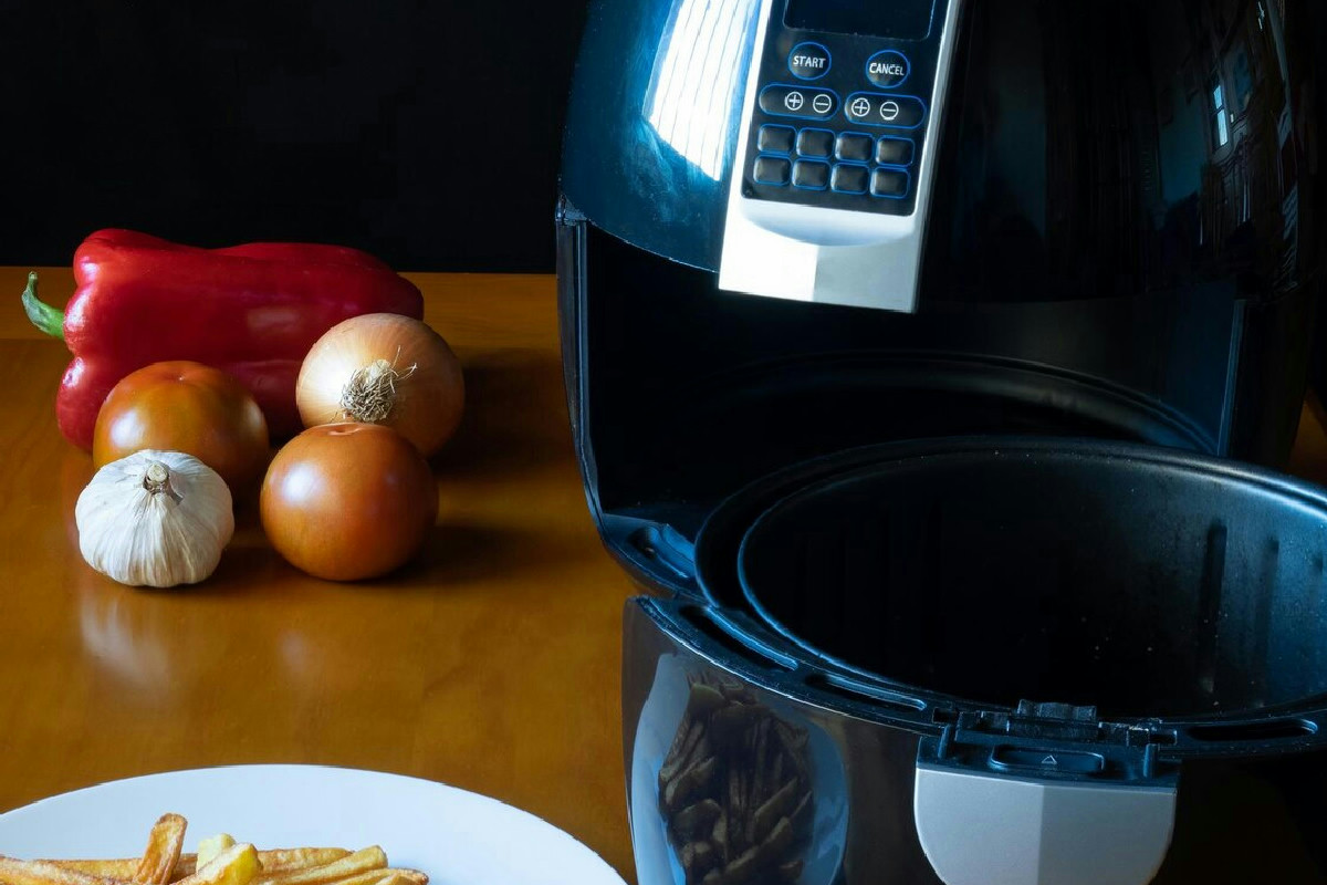 Friggitrice ad aria splendente senza detersivi: quale ingrediente risolve tutto in pochi minuti?