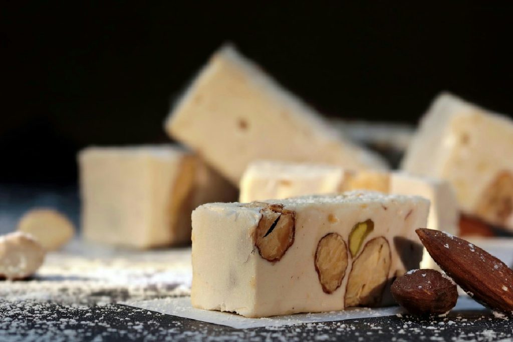 Mia nonna preparava il torrone in 5 minuti: davvero serve cuocerlo ore o ci sbagliamo tutti?