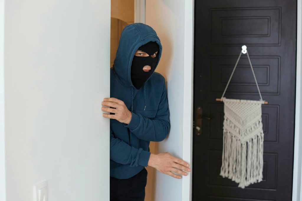 Nuovo trucco dei ladri in Italia: qual è la tecnica del 14 e perché 30 secondi fanno la differenza?